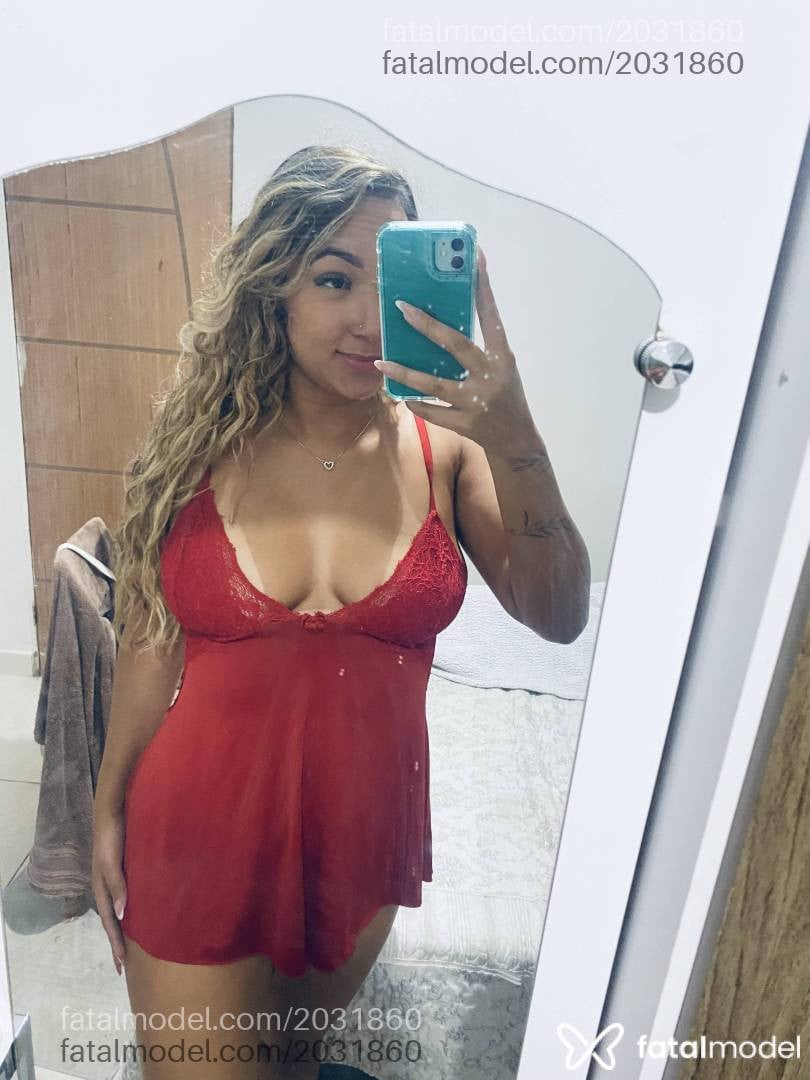 Acompanhante mulher loira (o) de olhos castanhos - Lara