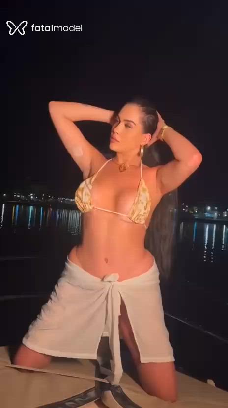 Acompanhante mulher trans morena (o) de olhos cinza - Lavinnya Bittencur