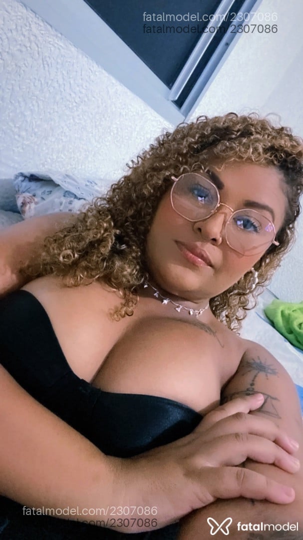 Acompanhante mulher loira (o) de olhos pretos - Eduarda