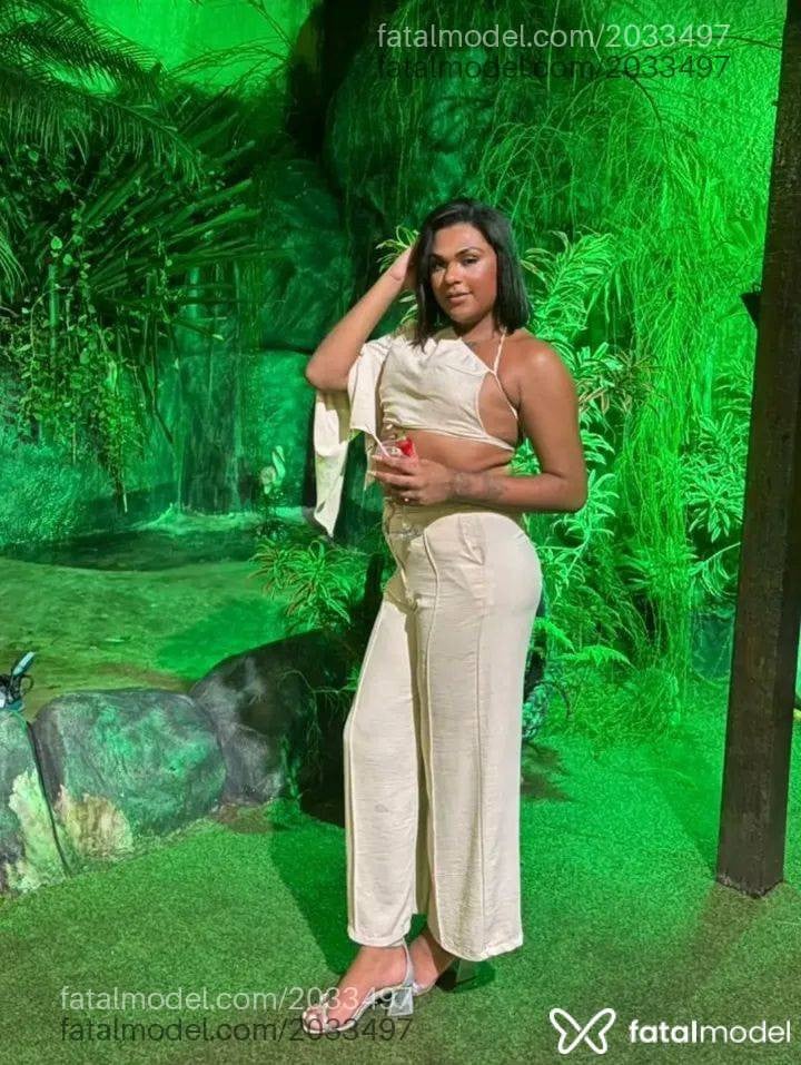 Acompanhante mulher trans morena (o) de olhos castanhos - Thayla Brito