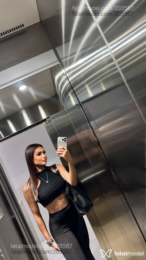 Acompanhante mulher trans com cabelo colorido de olhos castanhos - Valentyna Castro
