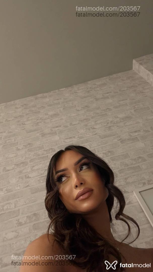 Acompanhante mulher trans com cabelo colorido de olhos castanhos - Valentyna Castro