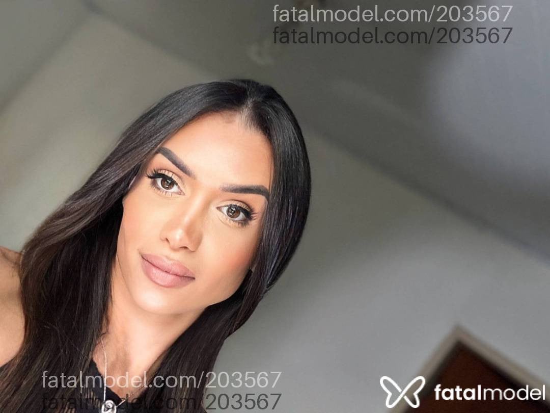 Acompanhante mulher trans com cabelo colorido de olhos castanhos - Valentyna Castro