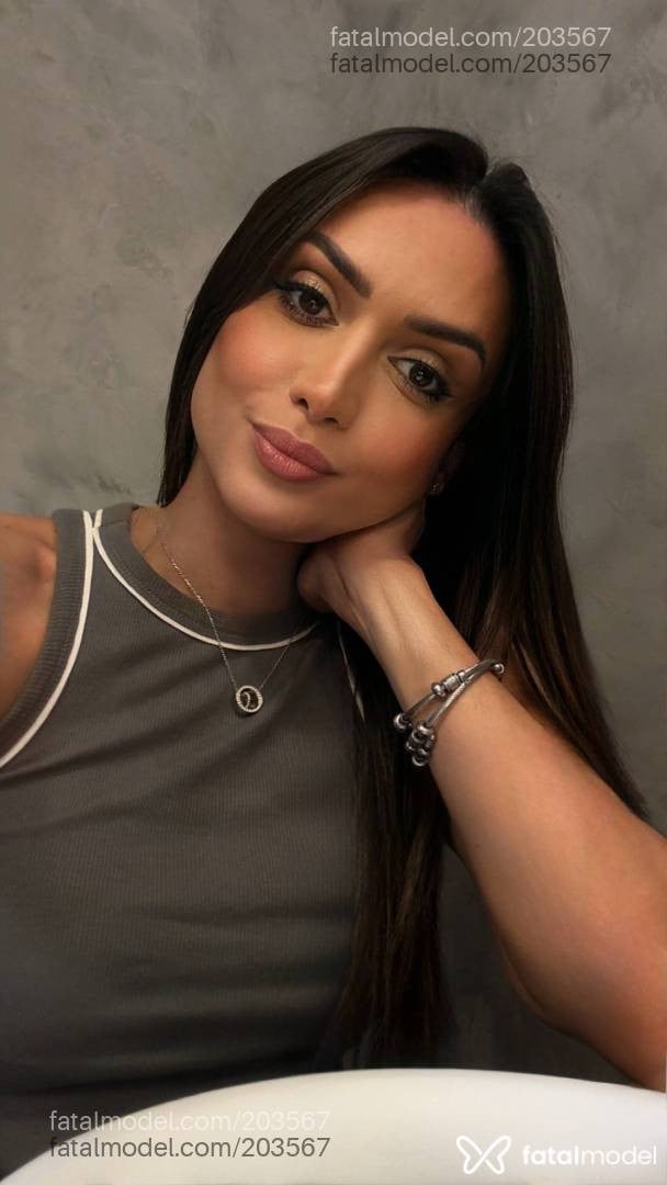 Acompanhante mulher trans com cabelo colorido de olhos castanhos - Valentyna Castro