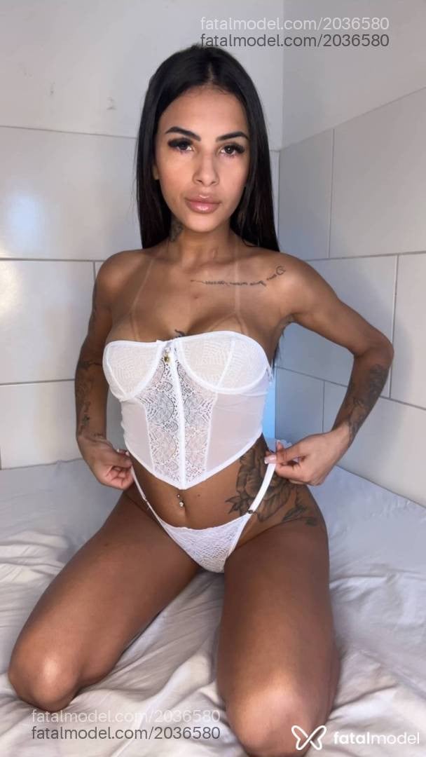 Acompanhante mulher morena (o) de olhos pretos - Emily Rosa