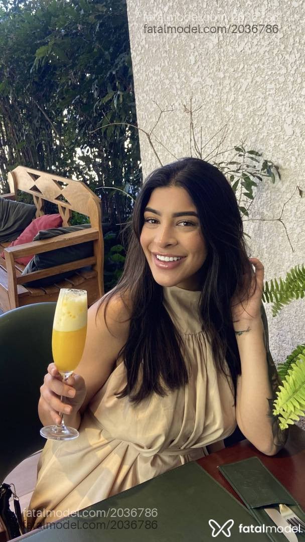 Acompanhante mulher com cabelo castanho de olhos mel - Milla Prado