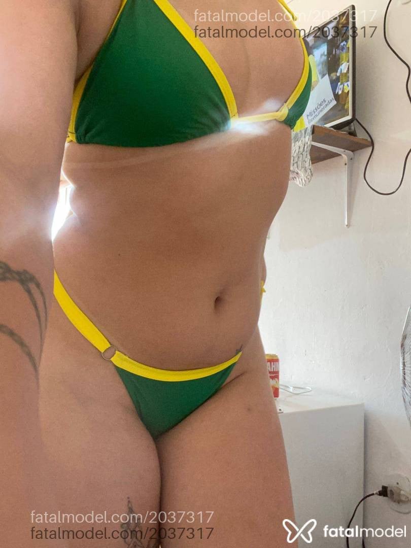 Acompanhante mulher com cabelo castanho de olhos castanhos em Imbituba Acompanhante mulher com cabelo castanho de olhos castanhos em Imbituba - Yasmin