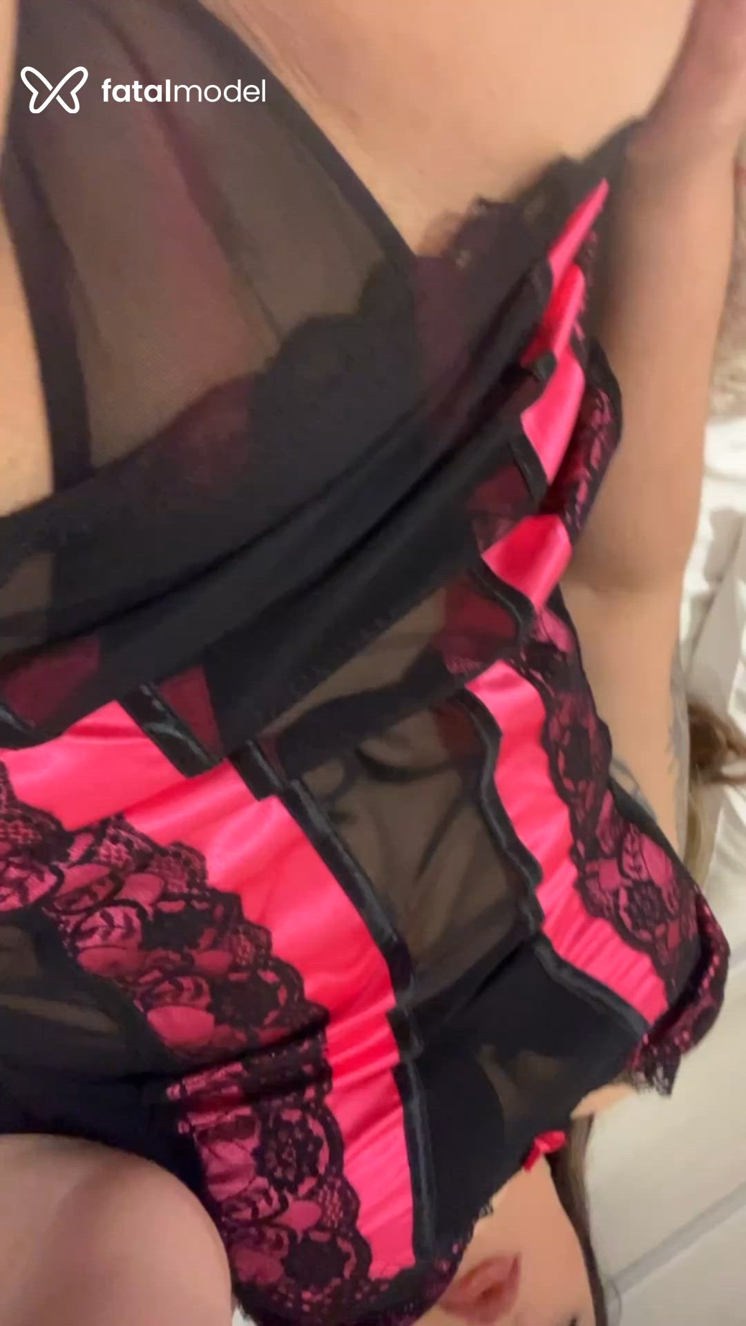 Acompanhante mulher loira (o) de olhos castanhos - Paola