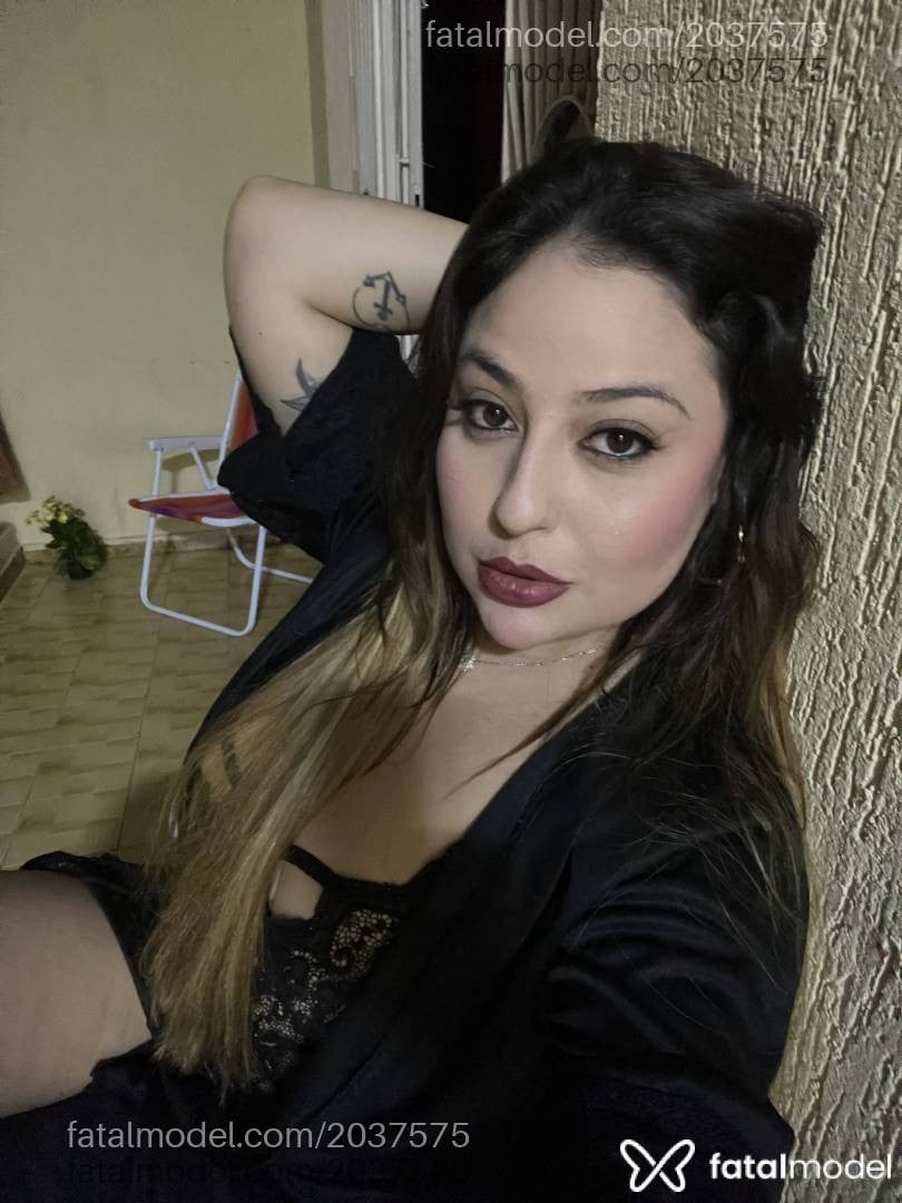 Acompanhante mulher loira (o) de olhos castanhos - Paola