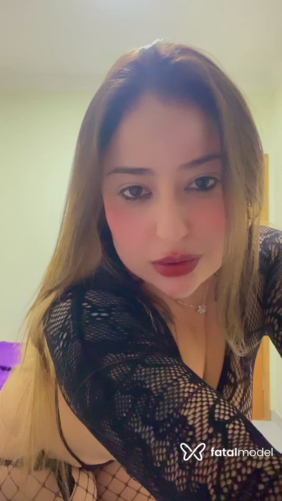 Acompanhante mulher loira (o) de olhos castanhos - Paola