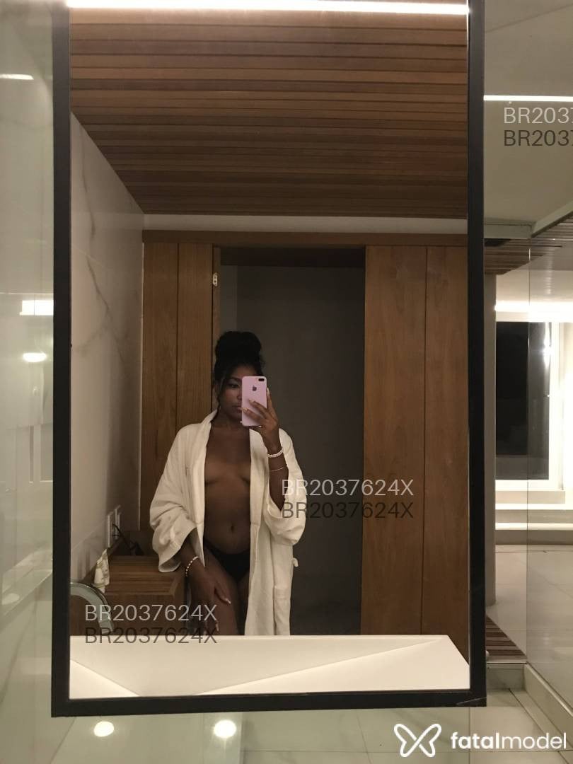 Acompanhante mulher morena (o) de olhos pretos em São Paulo Acompanhante mulher morena (o) de olhos pretos em São Paulo - Izabelle