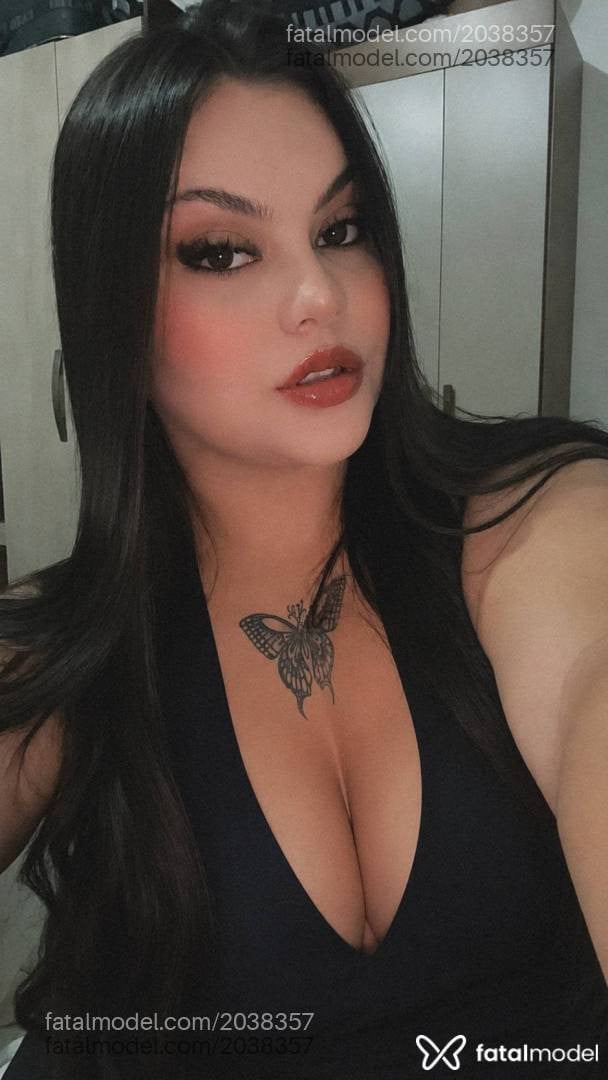 Acompanhante mulher com cabelo castanho de olhos verdes em Brusque - Aninha