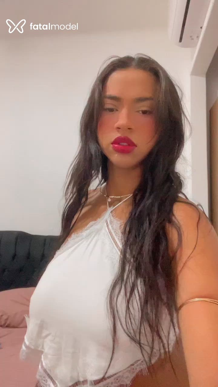 Acompanhante mulher com cabelo castanho de olhos mel - Mary Acompanhante mulher com cabelo castanho de olhos mel - Mary