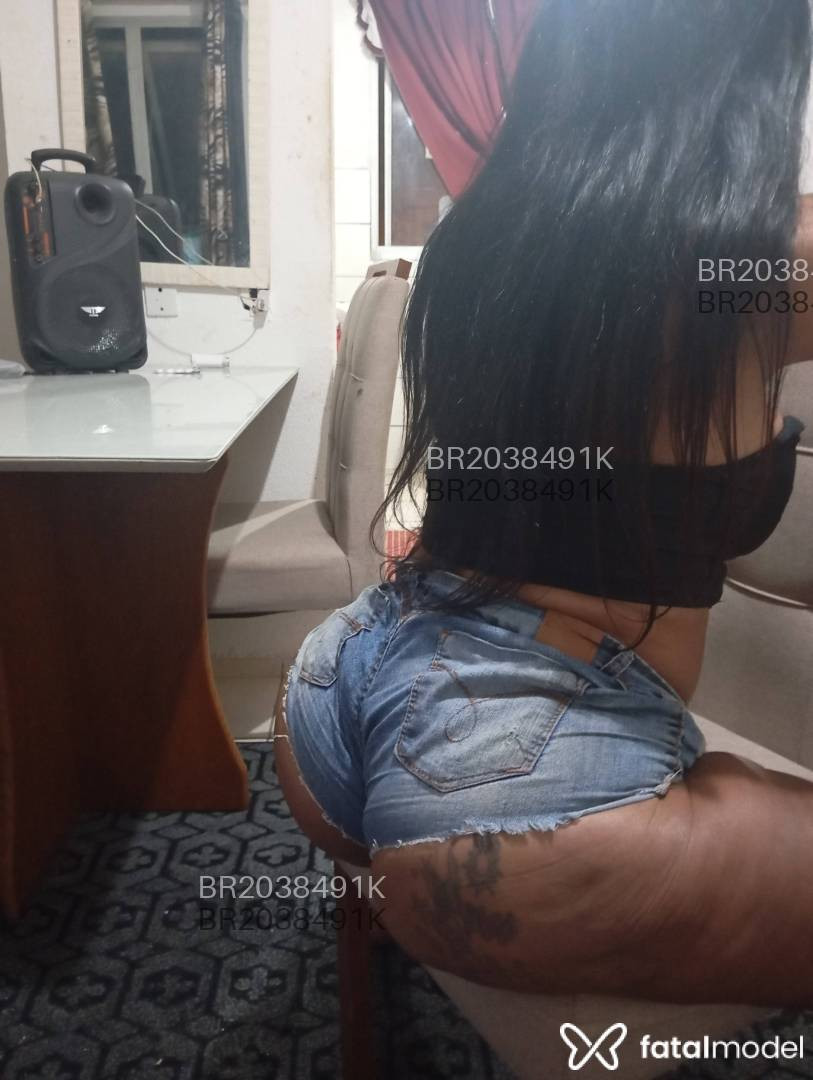 Acompanhante mulher trans com cabelo castanho de olhos castanhos em Macaé Acompanhante mulher trans com cabelo castanho de olhos castanhos em Macaé - Amanda