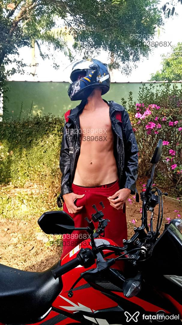 Acompanhante homem com cabelo castanho de olhos castanhos em Virtual Acompanhante homem com cabelo castanho de olhos castanhos em Virtual - Motodot