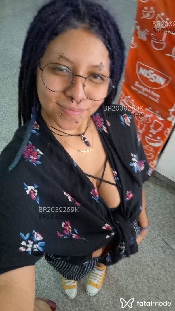 Acompanhante mulher com cabelo colorido de olhos castanhos em Virtual - Mosshead