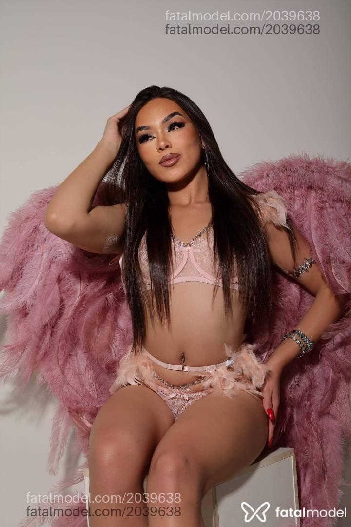 Acompanhante mulher trans com cabelo castanho de olhos castanhos - Fernanda