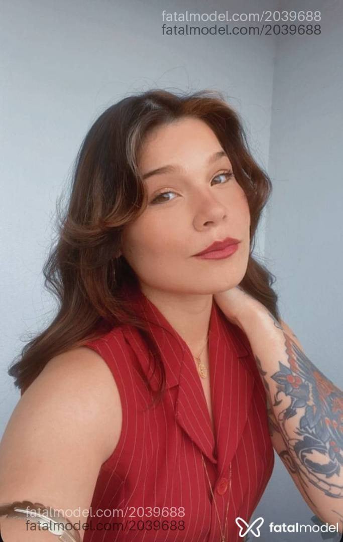 Acompanhante mulher com cabelo colorido de olhos castanhos - Remaviii