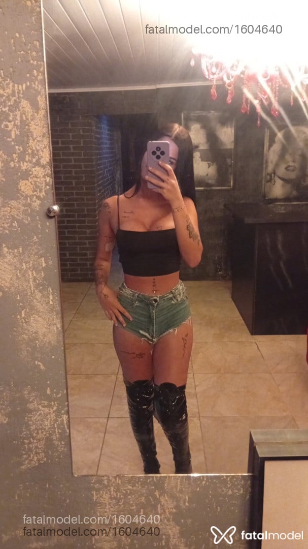 Acompanhante mulher trans com cabelo castanho de olhos castanhos em Porto Alegre - Morena