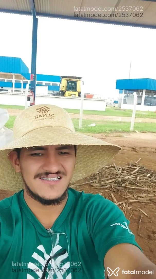 Acompanhante homem com cabelo castanho de olhos pretos em Feliz Natal - Vitor