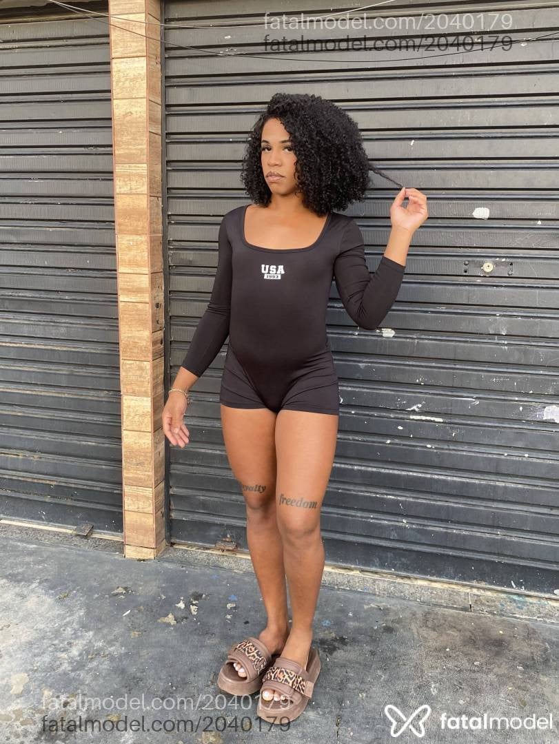 Acompanhante mulher trans com cabelo castanho de olhos pretos - Sophia Pimentel