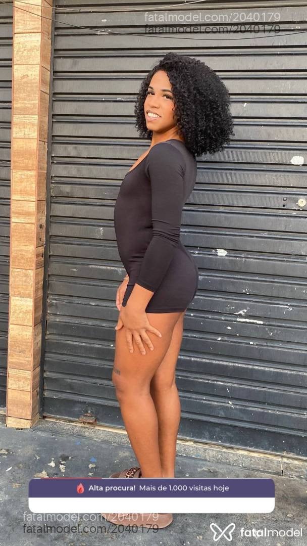 Acompanhante mulher trans com cabelo castanho de olhos pretos - Sophia Pimentel