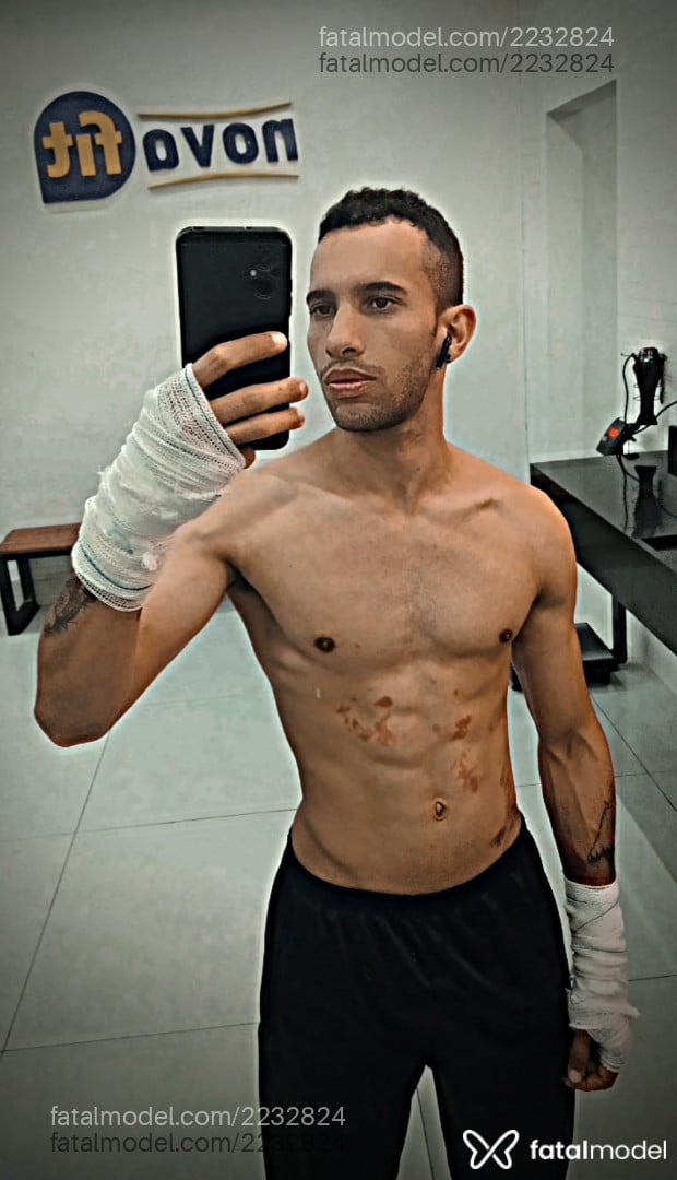 Acompanhante homem com cabelo castanho de olhos castanhos - Gabriel