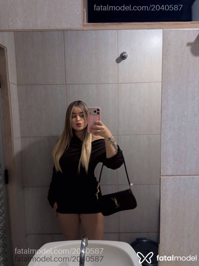 Acompanhante mulher loira (o) de olhos castanhos - Kelly