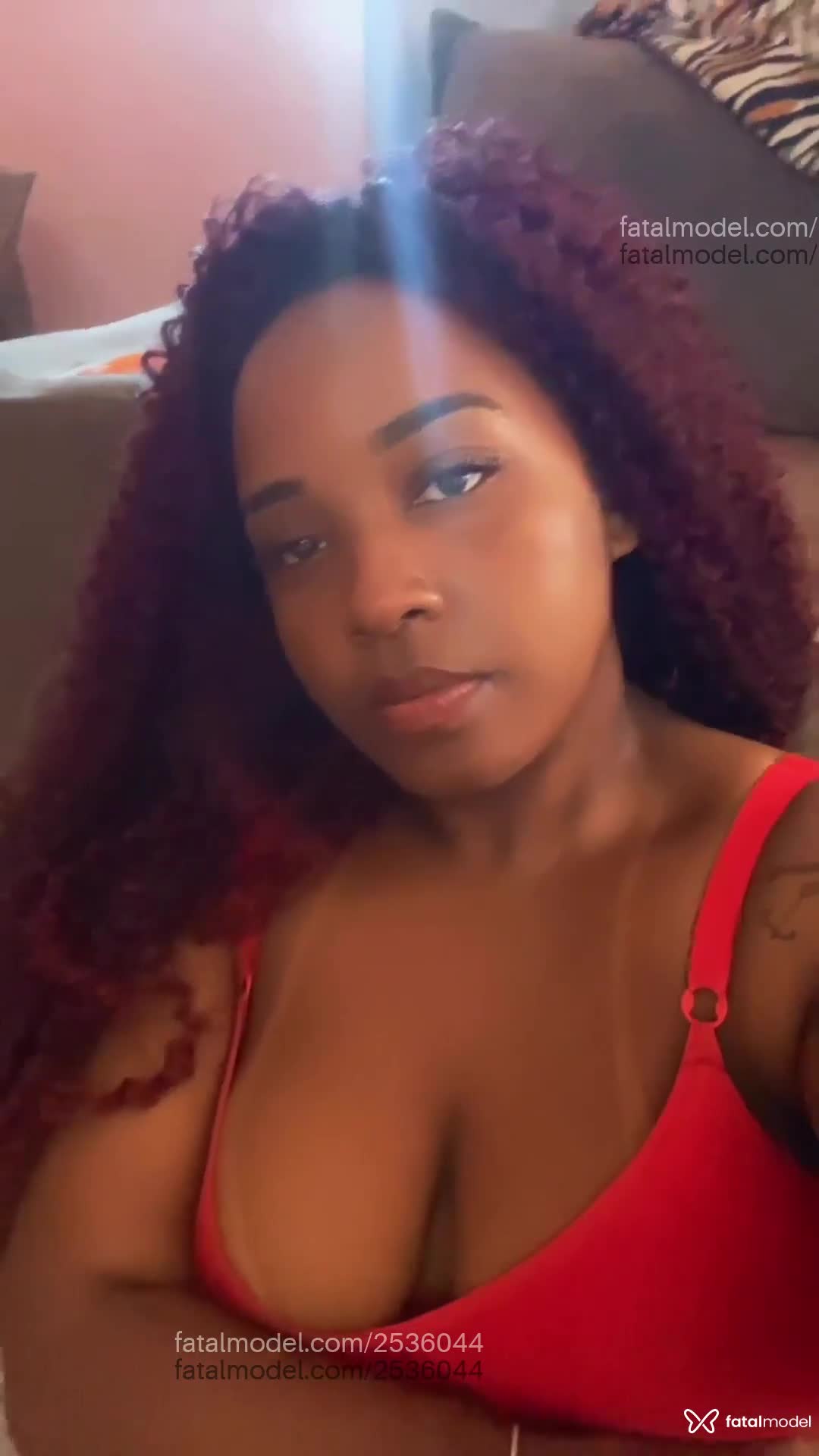 Acompanhante mulher morena (o) de olhos castanhos em Virtual Acompanhante mulher morena (o) de olhos castanhos em Virtual - Faabi