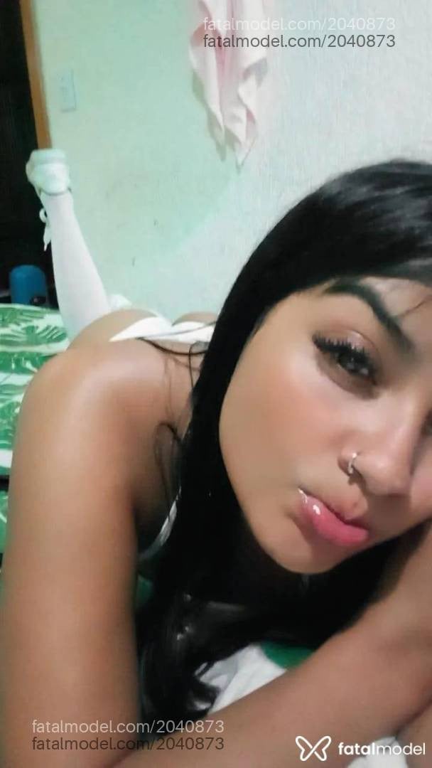 Acompanhante mulher morena (o) de olhos pretos - Hellô