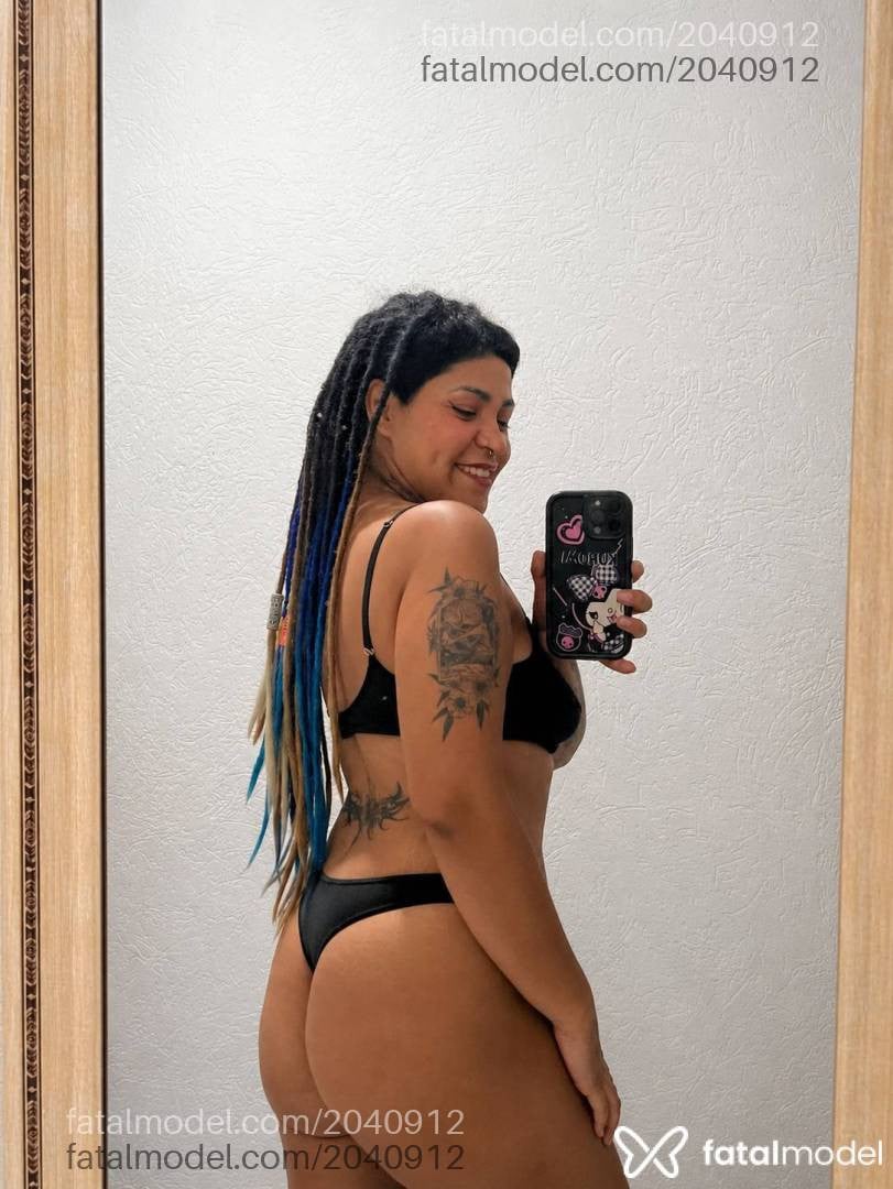 Acompanhante mulher com cabelo colorido de olhos castanhos - Bella