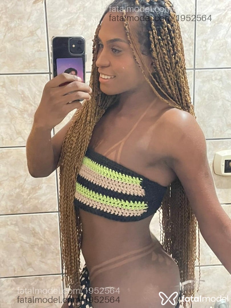 Acompanhante mulher trans com cabelo colorido de olhos castanhos em Aparecida de Goiânia - Tracanelli