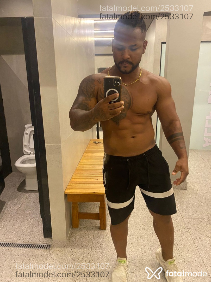 Acompanhante homem com cabelo castanho de olhos castanhos - Carlos Gsf