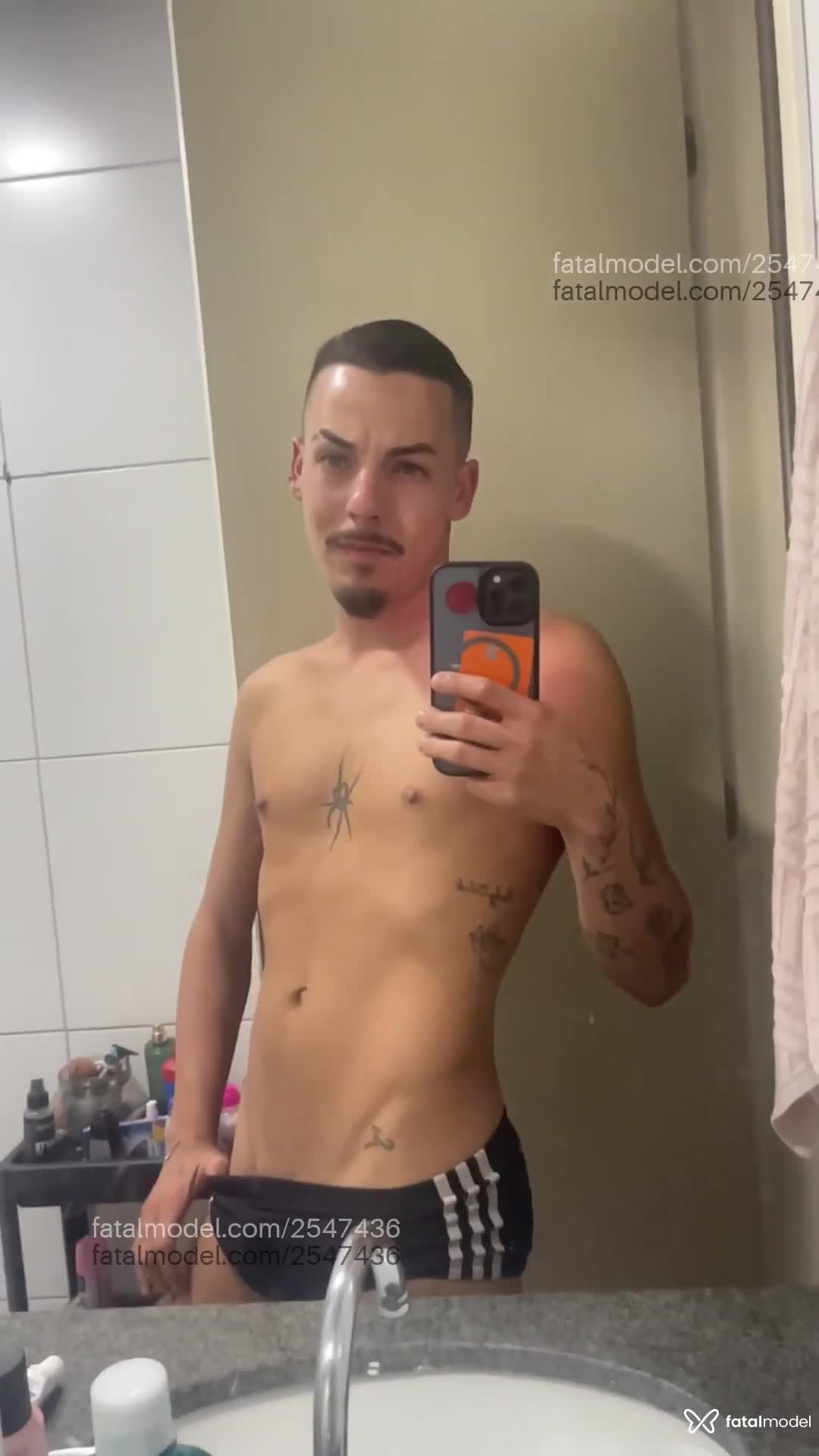 Acompanhante homem com cabelo castanho de olhos verdes - Noan Matheus Acompanhante homem com cabelo castanho de olhos verdes - Noan Matheus