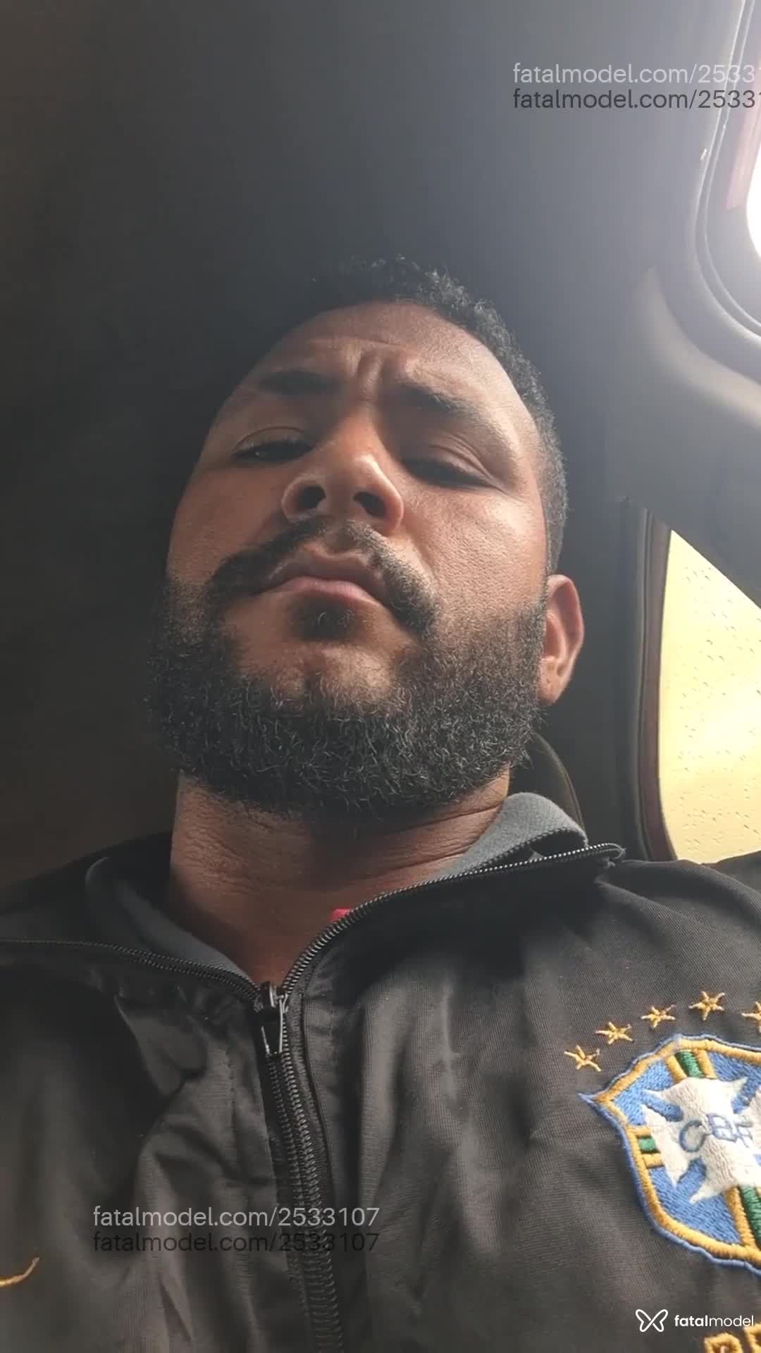 Acompanhante homem com cabelo castanho de olhos castanhos - Carlos Gsf