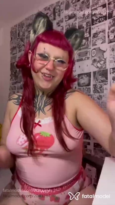 Acompanhante mulher com cabelo colorido de olhos castanhos em Virtual - Lobinha