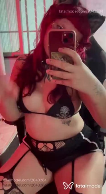 Acompanhante mulher com cabelo colorido de olhos castanhos em Virtual - Lobinha