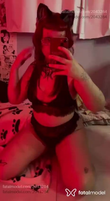 Acompanhante mulher com cabelo colorido de olhos castanhos em Virtual - Lobinha