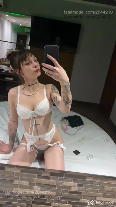Acompanhante mulher com cabelo castanho de olhos verdes em Porto Alegre - Lia