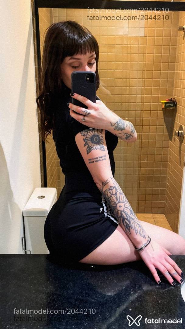 Acompanhante mulher com cabelo castanho de olhos verdes - Lia