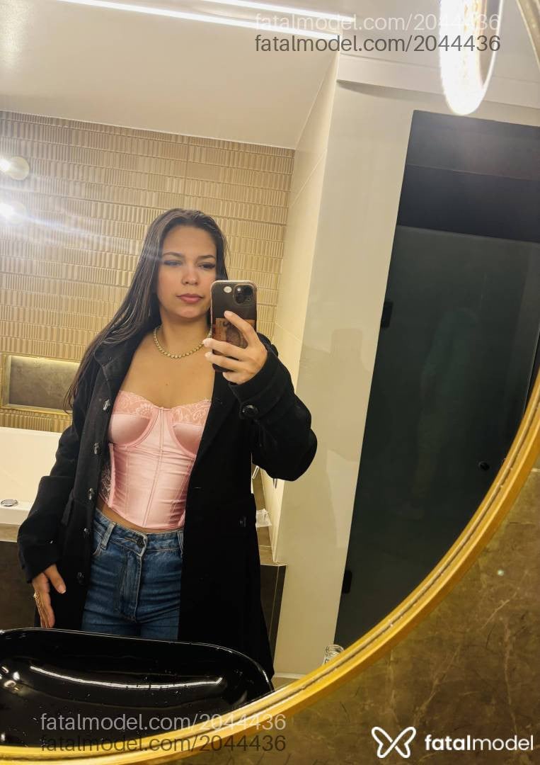 Acompanhante mulher com cabelo castanho de olhos castanhos - Juh