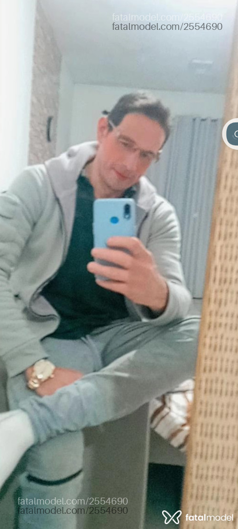 Acompanhante homem com cabelo castanho de olhos castanhos em Criciúma - Oliveira