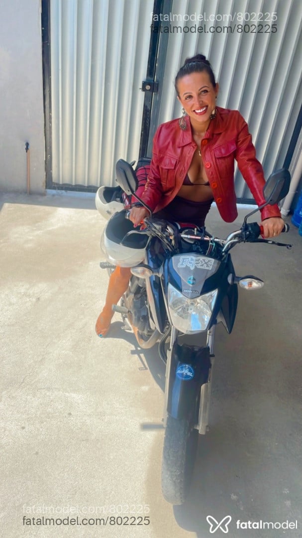 Acompanhante mulher com cabelo castanho de olhos mel em Passo Fundo Acompanhante mulher com cabelo castanho de olhos mel em Passo Fundo - Nina Cariúcha