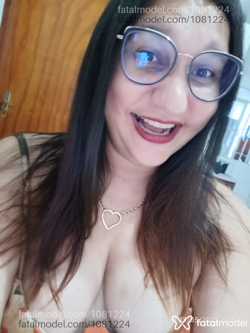 Acompanhante mulher trans com cabelo castanho de olhos mel em Mantena - Juju Babilon