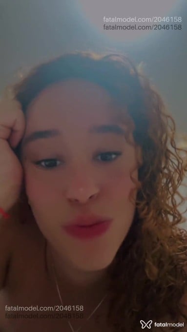 Acompanhante mulher ruiva (o) de olhos mel em Virtual - Maya
