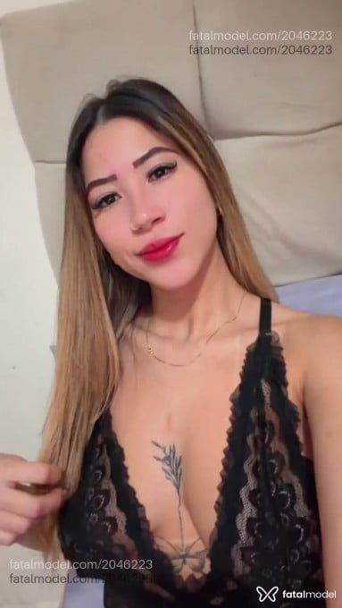 Acompanhante mulher com cabelo castanho de olhos castanhos - Giovana