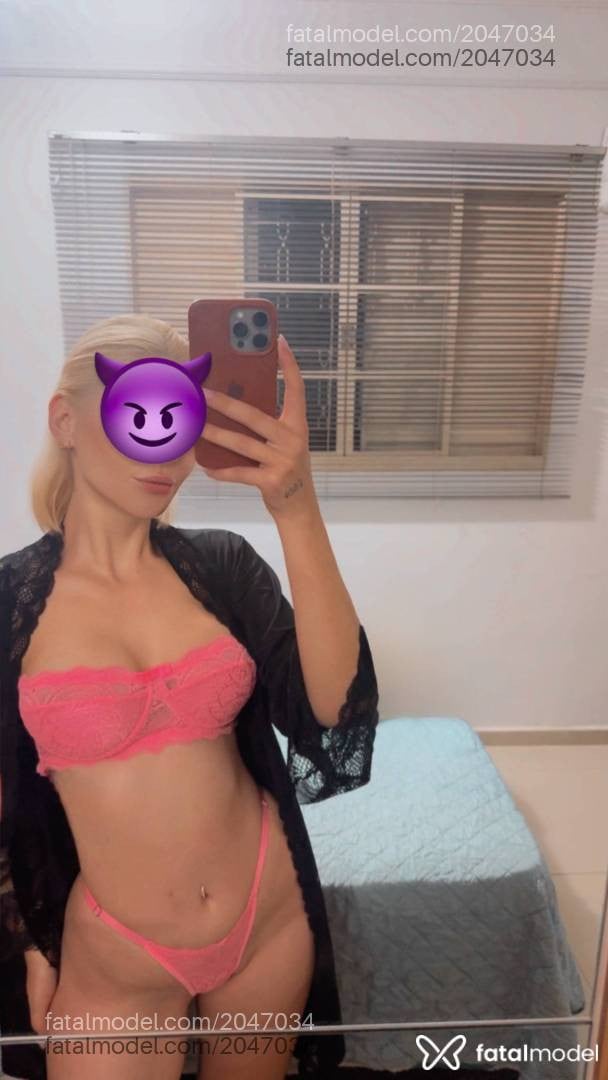 Acompanhante mulher loira (o) de olhos castanhos - Larissa