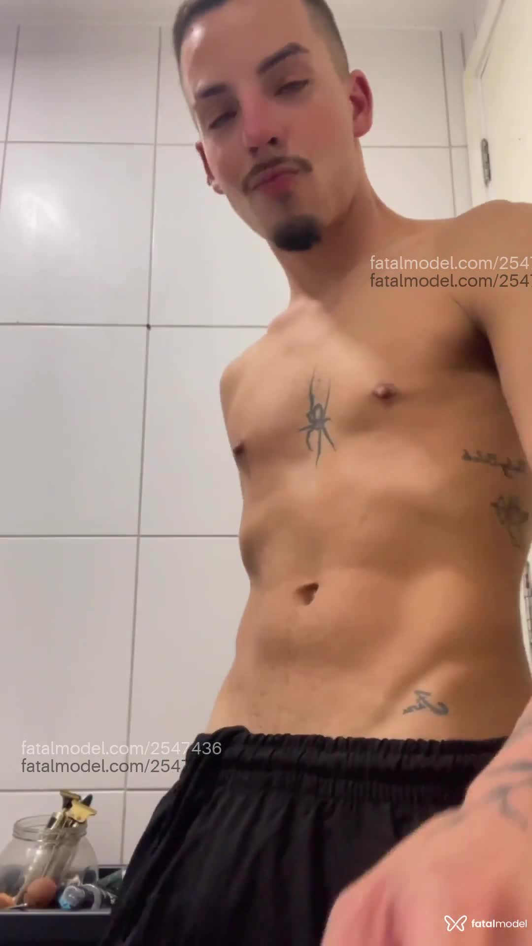 Acompanhante homem com cabelo castanho de olhos verdes - Noan Matheus Acompanhante homem com cabelo castanho de olhos verdes - Noan Matheus