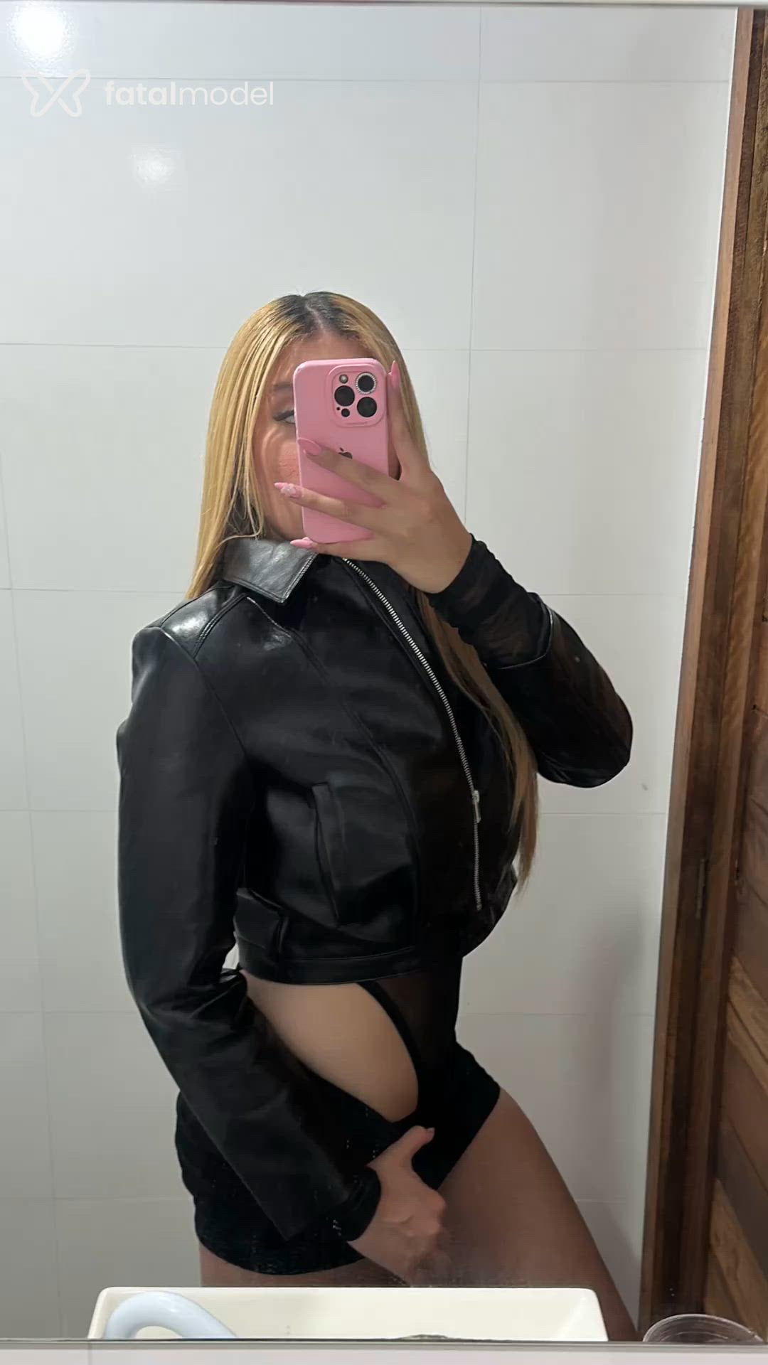 Acompanhante mulher trans loira (o) de olhos mel - Angel