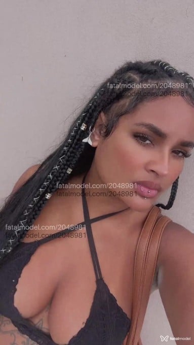 Acompanhante mulher morena (o) de olhos castanhos - Maya